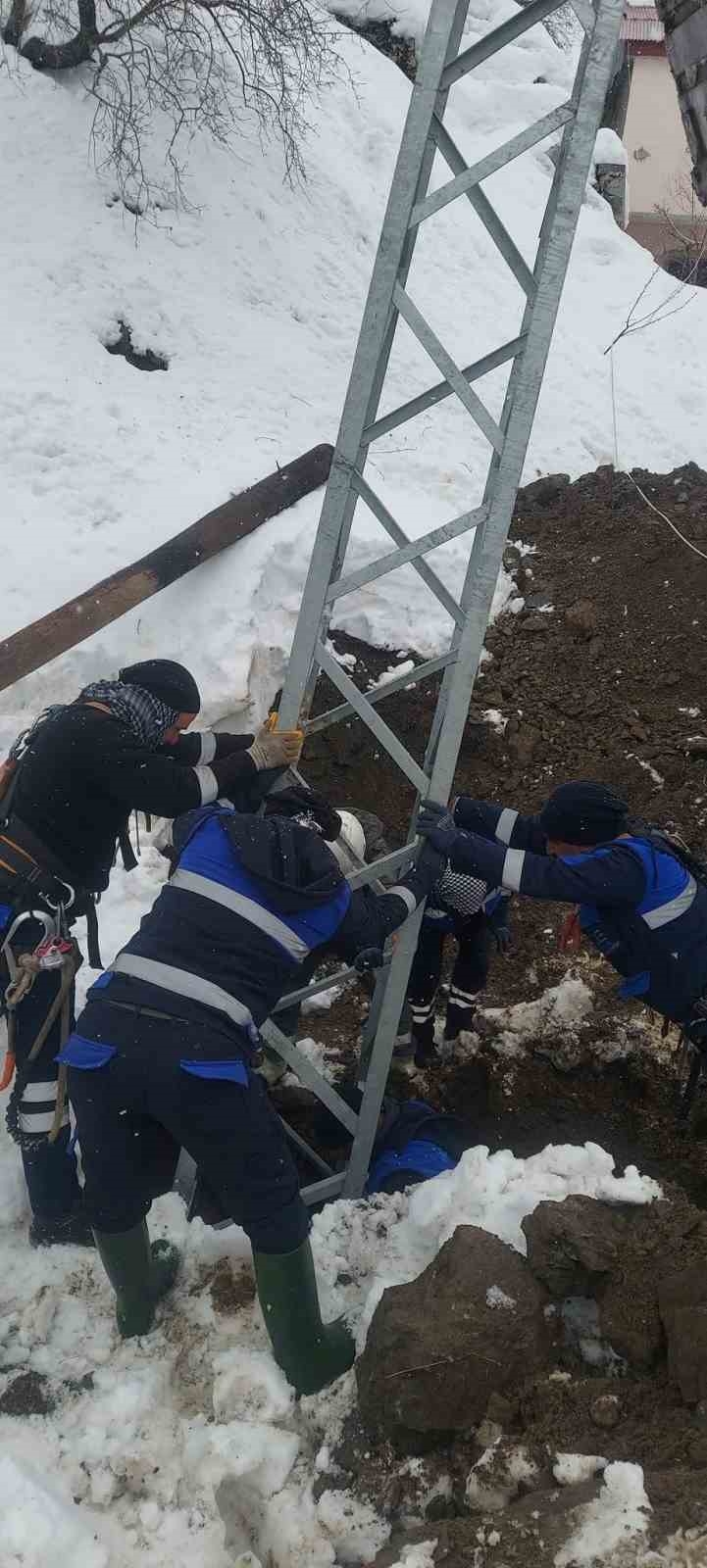 Çüngüş’te Devrilen Elektrik Direkleri Onarıldı