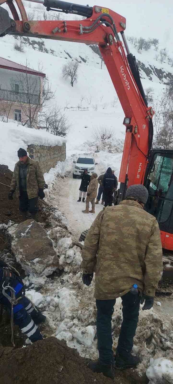 Çüngüş’te Devrilen Elektrik Direkleri Onarıldı