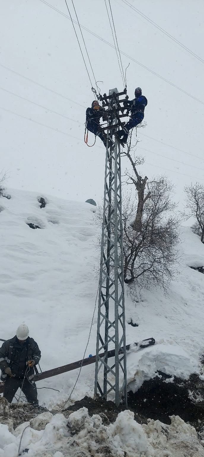 Çüngüş’te Devrilen Elektrik Direkleri Onarıldı