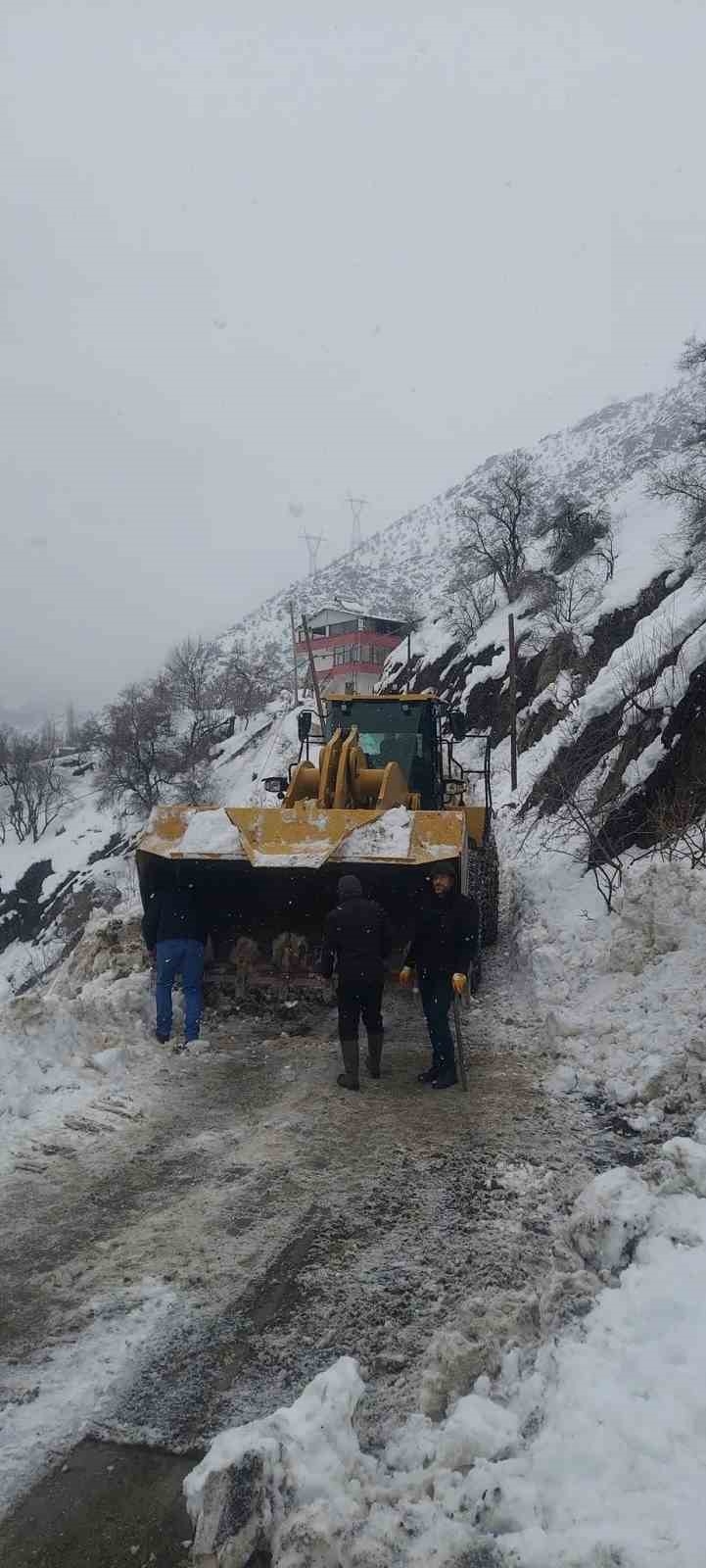 Çüngüş’te Devrilen Elektrik Direkleri Onarıldı