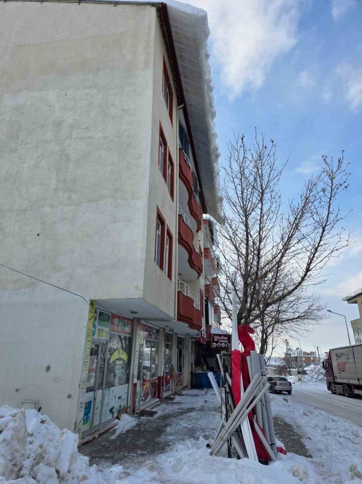 Çatılardaki Buz Kütleleri Tehlike Saçıyor