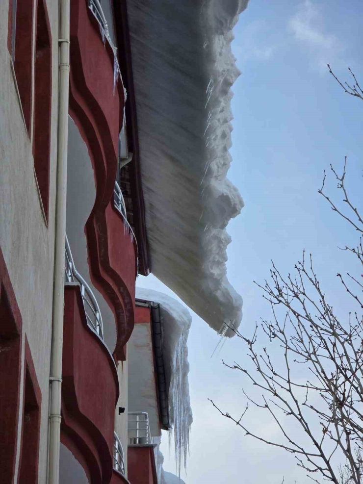 Çatılardaki Buz Kütleleri Tehlike Saçıyor