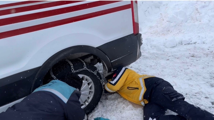 Battalgazi Belediyesi Ekipleri, Sağlık Çalışanlarını İş Makinesiyle Hastaya Ulaştırdı