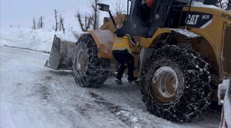 Battalgazi Belediyesi Ekipleri, Sağlık Çalışanlarını İş Makinesiyle Hastaya Ulaştırdı