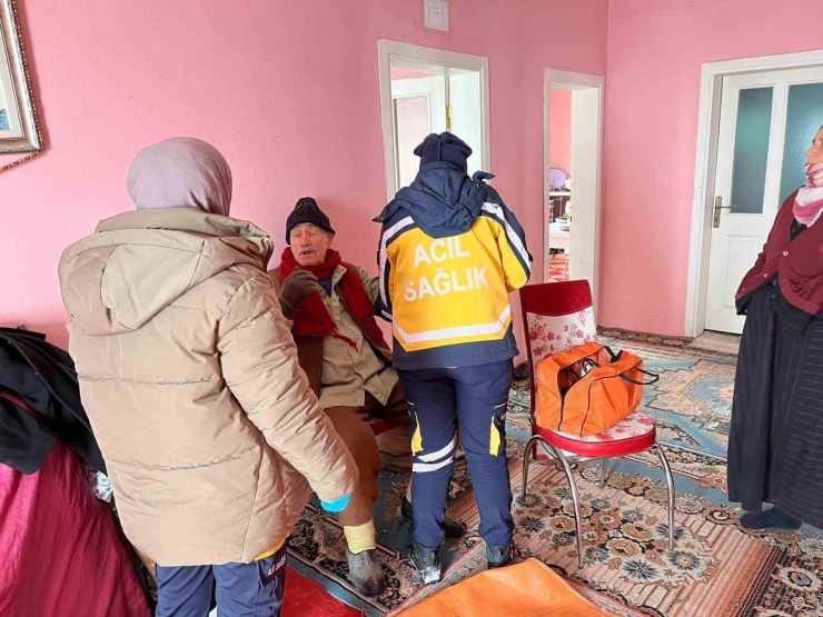 Battalgazi Belediyesi Ekipleri, Sağlık Çalışanlarını İş Makinesiyle Hastaya Ulaştırdı