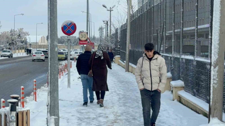 Diyarbakır’da Kar Yağışı Çileye Dönüştü