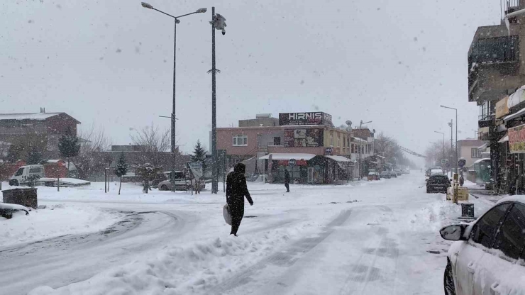 Dicle’de Yoğun Kar Hayatı Olumsuz Etkiledi