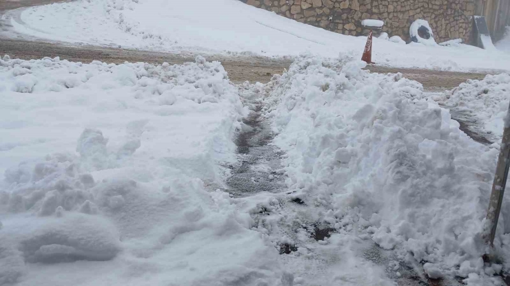 Kulp’ta Kar Esareti: Köy Yolları Kapandı, İlçe Trafiği Kilitlendi