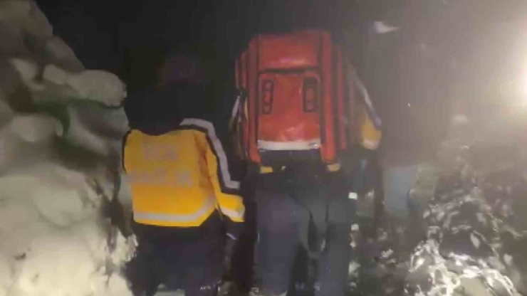 Ekiplerin Uzun Uğraşlarıyla Yol Açılarak Hastaya Ulaşıldı