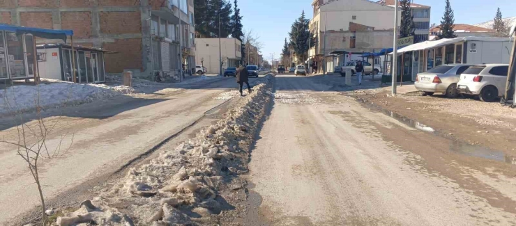 Gölbaşı İlçesinde Caddelerdeki Karları Esnaflar Temizledi