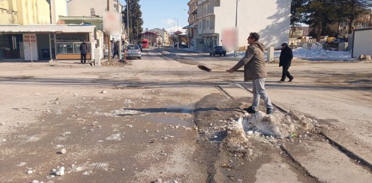 Gölbaşı İlçesinde Caddelerdeki Karları Esnaflar Temizledi