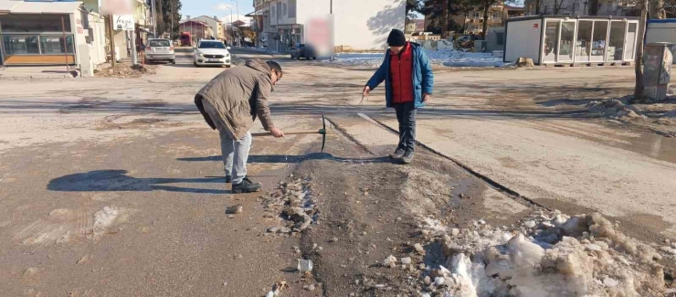Gölbaşı İlçesinde Caddelerdeki Karları Esnaflar Temizledi