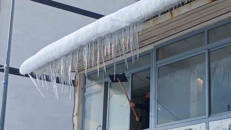 Kulp’ta Çatılarda Buz Sarkıtları Oluştu