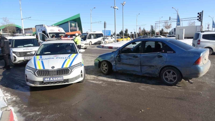 Malatya’da Otomobiller Çarpıştı: 2 Yaralı