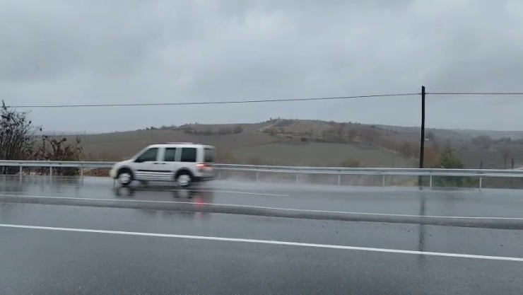 Yeni Yapılan Yolda Yaşanan Çökme Kazalara Daveti Çıkarıyor