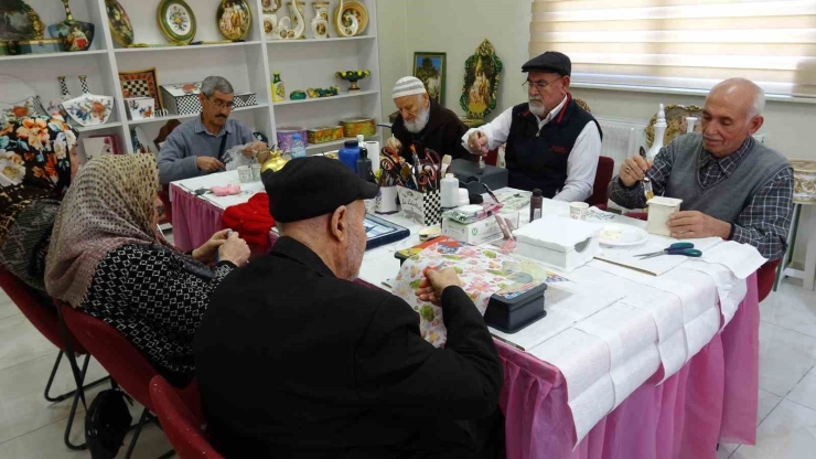 Moral Evi’nin Renkli Kişiliği Çevresine Neşe Saçıyor