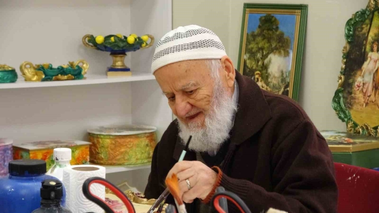 Moral Evi’nin Renkli Kişiliği Çevresine Neşe Saçıyor