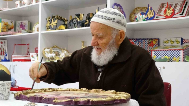 Moral Evi’nin Renkli Kişiliği Çevresine Neşe Saçıyor