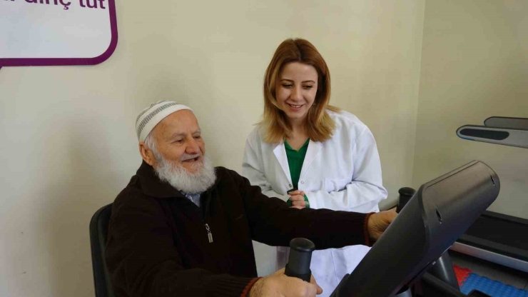 Moral Evi’nin Renkli Kişiliği Çevresine Neşe Saçıyor