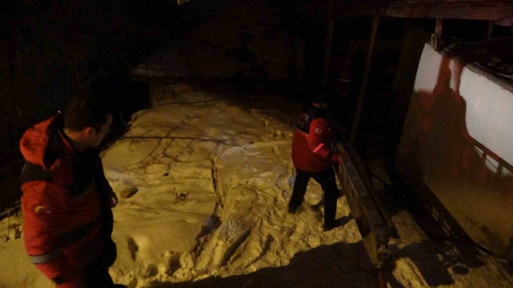 Malatya’da Müstakil Evde Yangın: Mahsur Kalan Kadın Kurtarıldı