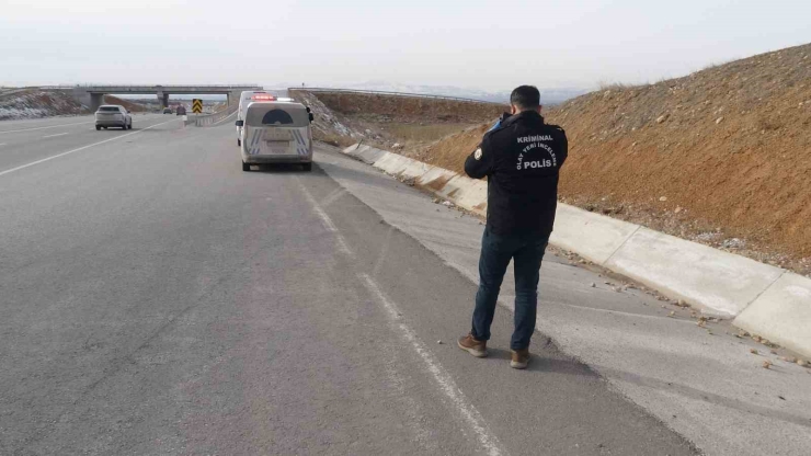 Malatya’da Lastiği Patlayan Otomobil Şarampole Uçtu: 1 Ölü, 2 Yaralı