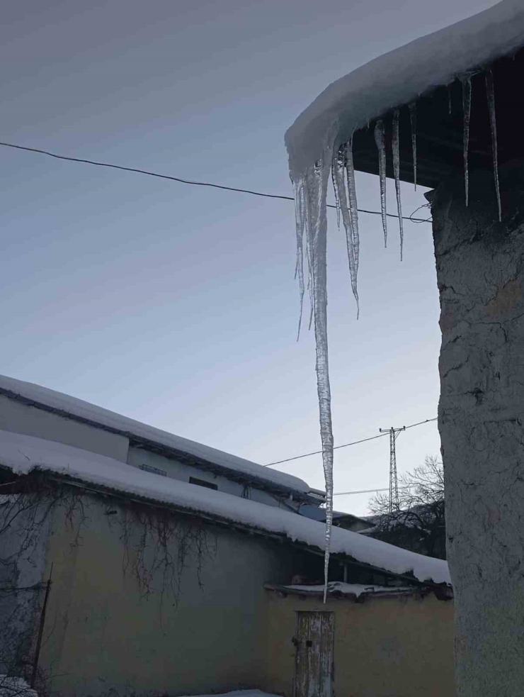 Malatya’da Buz Sarkıtları Metreyle Ölçüldü