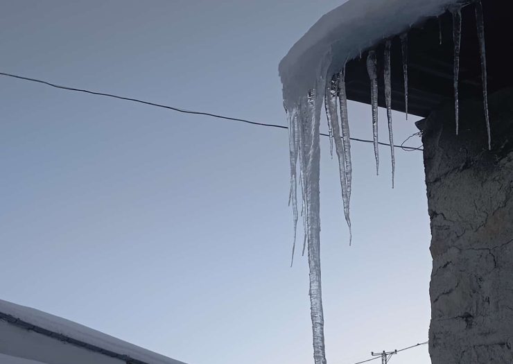 Malatya’da Buz Sarkıtları Metreyle Ölçüldü