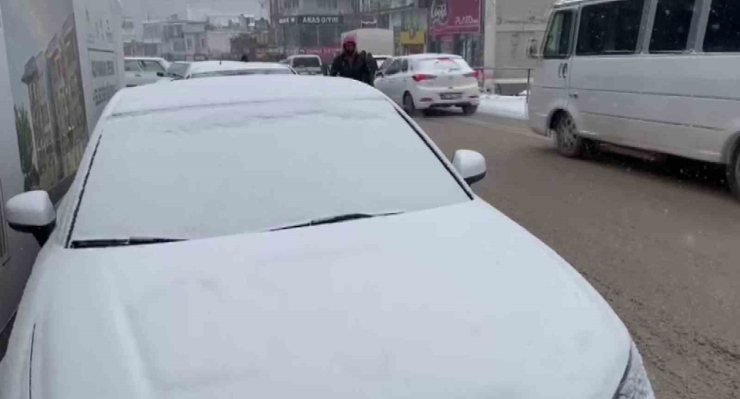 Besni’de Yoğun Kar Yağışı Başladı