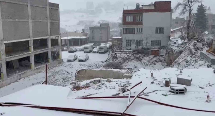 Besni’de Yoğun Kar Yağışı Başladı