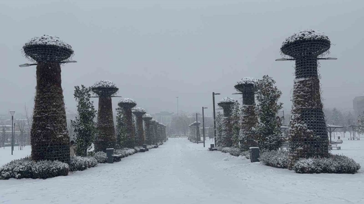 Gaziantep’te Yoğun Kar Yağışı Etkili Oluyor