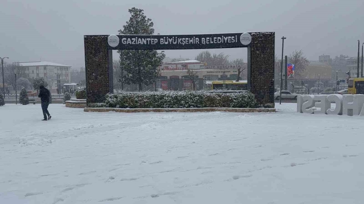 Gaziantep’te Yoğun Kar Yağışı Etkili Oluyor