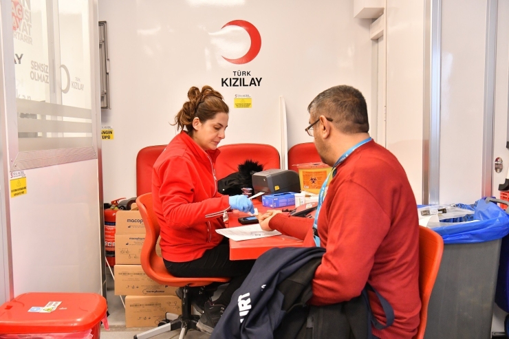 Yeşilyurt Belediyesi Personelinden Kızılay’a Anlamlı Destek