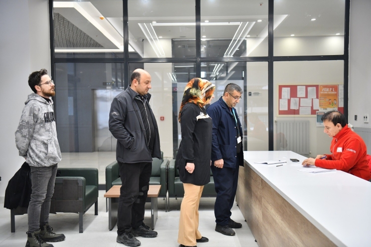 Yeşilyurt Belediyesi Personelinden Kızılay’a Anlamlı Destek