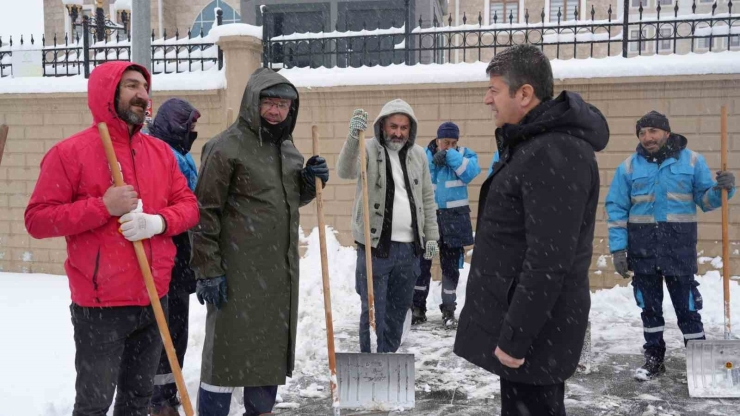 Kaldırımlardaki Karlar Temizleniyor