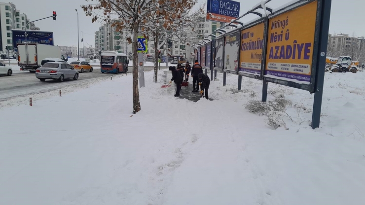 Diyarbakır’da Kar Yağışına Karşı Kesintisiz Mücadele