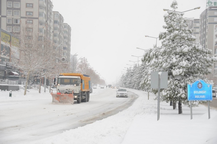 Diyarbakır’da Kar Yağışına Karşı Kesintisiz Mücadele