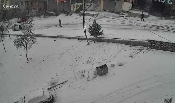 Gaziantep’te Karlı Yolda Feci Kaza: Kayan Araç Kaldırıma Çarparak Devrildi