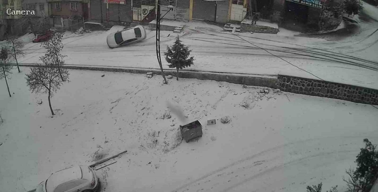 Gaziantep’te Karlı Yolda Feci Kaza: Kayan Araç Kaldırıma Çarparak Devrildi