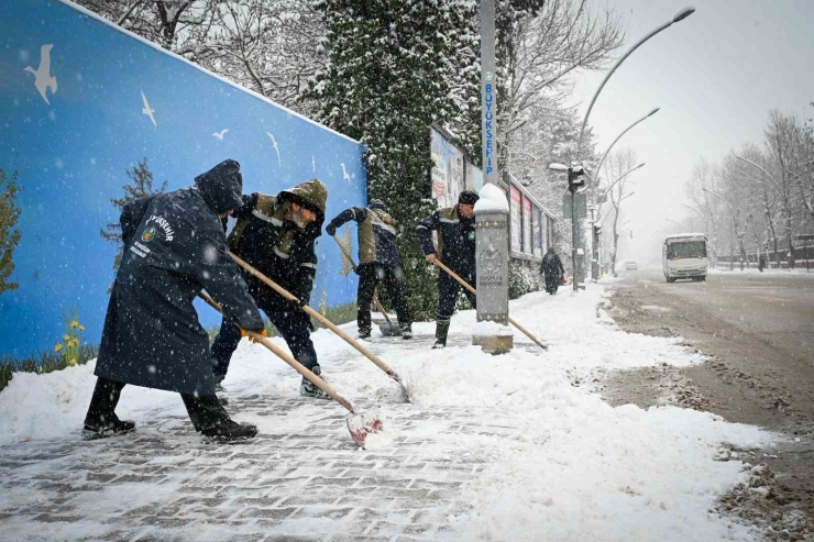 Malatya Büyükşehir Belediyesi Karla Mücadelede 7/24 Sahada