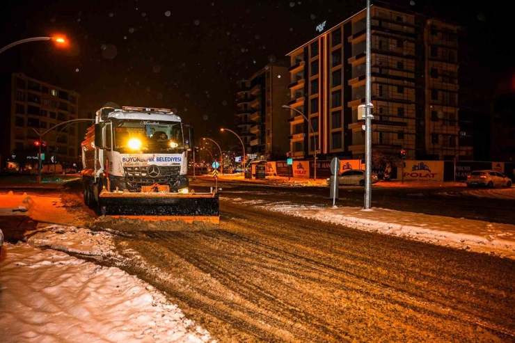 Malatya Büyükşehir Belediyesi Karla Mücadelede 7/24 Sahada