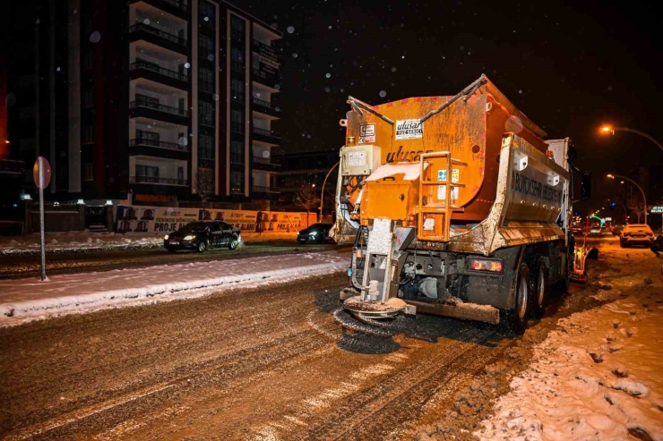 Malatya Büyükşehir Belediyesi Karla Mücadelede 7/24 Sahada