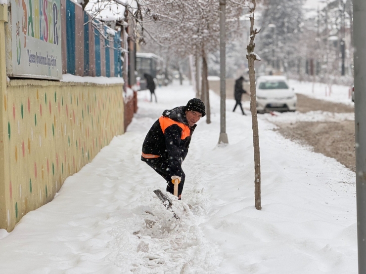 Yeşilyurt Belediyesi Karla Mücadelede 7/24 Sahada!