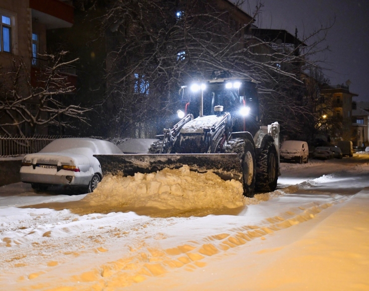 Yeşilyurt Belediyesi Karla Mücadelede 7/24 Sahada!