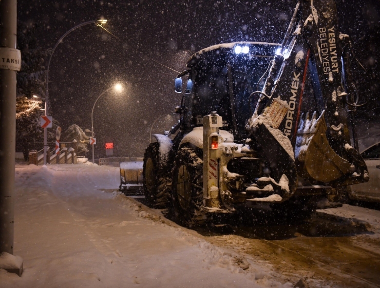Yeşilyurt Belediyesi Karla Mücadelede 7/24 Sahada!