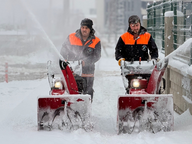 Yeşilyurt Belediyesi Karla Mücadelede 7/24 Sahada!