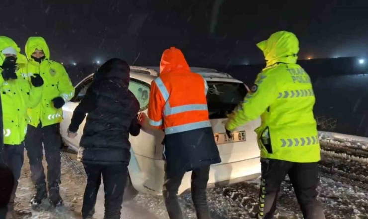 Yolda Kalanların Yardımına Polis Ve Jandarma Yetişti