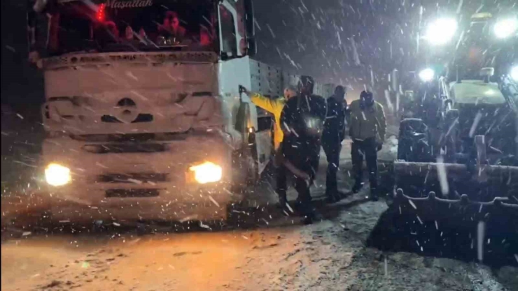 Yolda Kalanların Yardımına Polis Ve Jandarma Yetişti