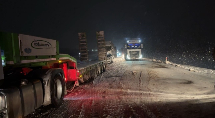 Yolda Kalanların Yardımına Polis Ve Jandarma Yetişti