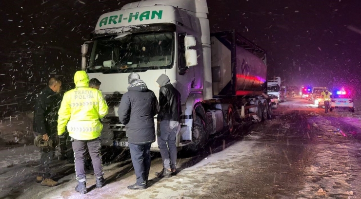 Yolda Kalanların Yardımına Polis Ve Jandarma Yetişti