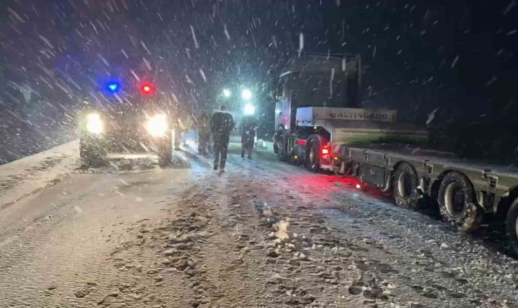 Yolda Kalanların Yardımına Polis Ve Jandarma Yetişti